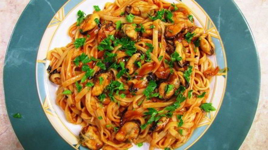 Рецепт пасты с томатным соусом и мидиями