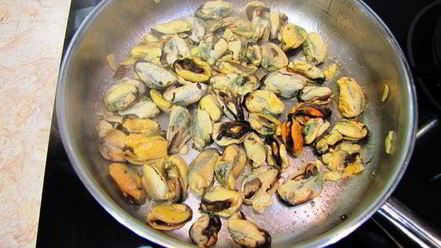 Рецепт пасты с томатным соусом и мидиями