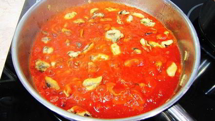 Рецепт пасты с томатным соусом и мидиями