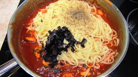 Рецепт пасты с томатным соусом и мидиями