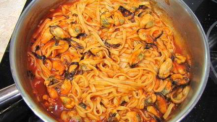 Рецепт пасты с томатным соусом и мидиями