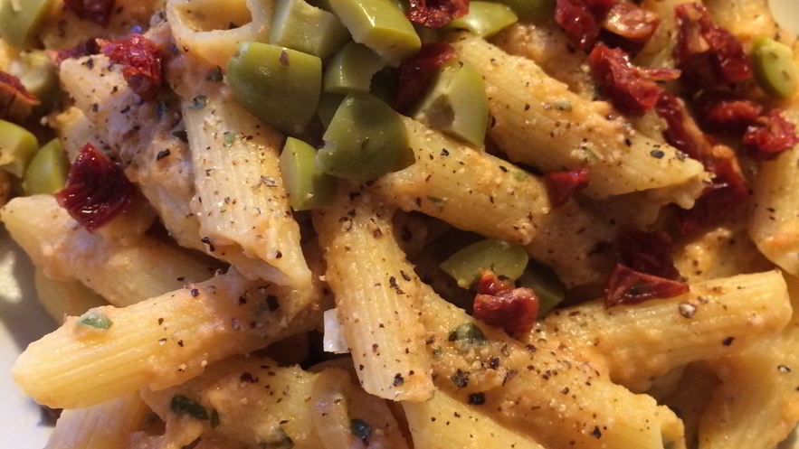 Рецепт пасты с тунцом и вялеными томатами