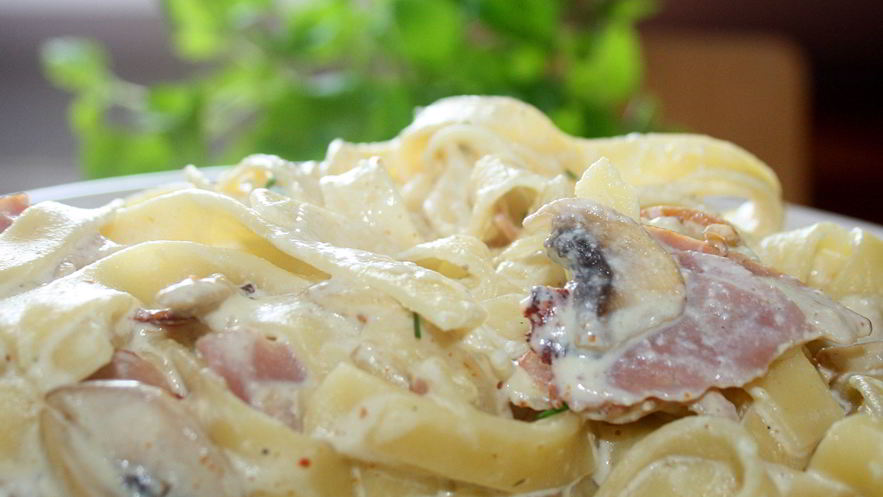 Рецепт пасты с ветчиной и шампиньонами в сливочном соусе