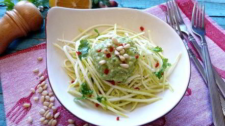 Рецепт спагетти из кабачка под соусом из авокадо