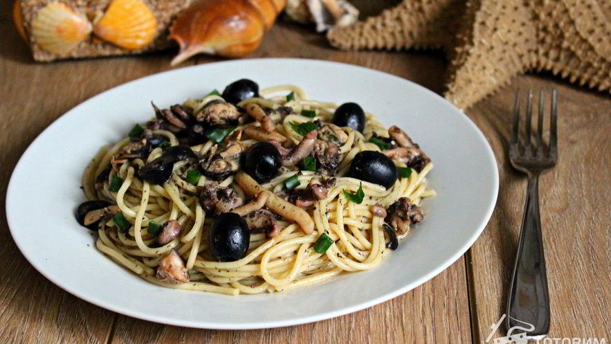 Рецепт спагетти с дарами моря и маслинами
