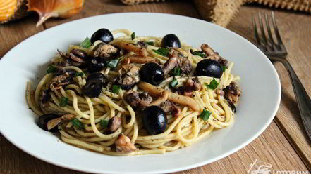 Рецепт спагетти с дарами моря и маслинами