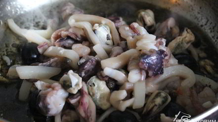 Рецепт спагетти с дарами моря и маслинами