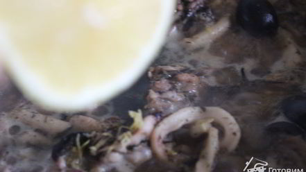 Рецепт спагетти с дарами моря и маслинами