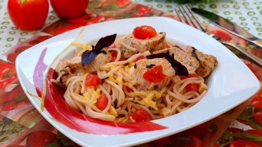 Рецепт спагетти с куриным филе и помидорами