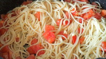 Рецепт спагетти с куриным филе и помидорами