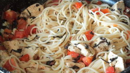 Рецепт спагетти с куриным филе и помидорами