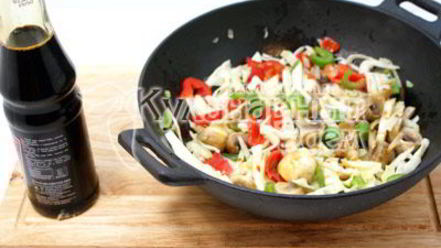 Рецепт спагетти с овощами и соевым соусом