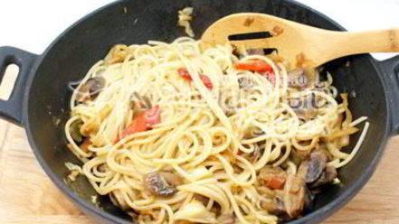 Рецепт спагетти с овощами и соевым соусом