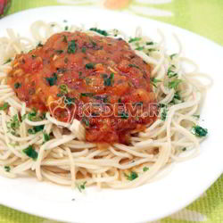 Рецепт Спагетти с томатным соусом и базиликом