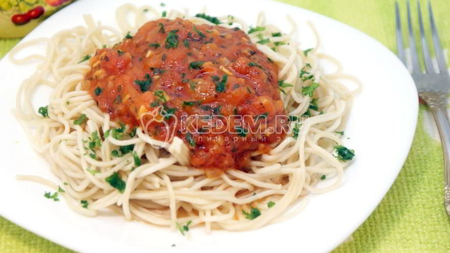 Рецепт спагетти с томатным соусом и базиликом