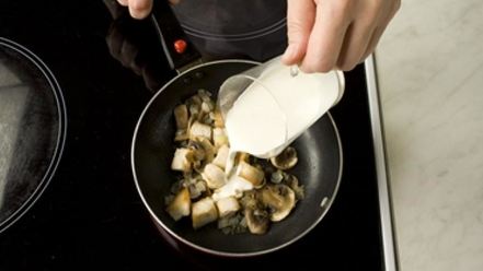 Рецепт спагетти в сливочном соусе с куриным филе и шампиньонами