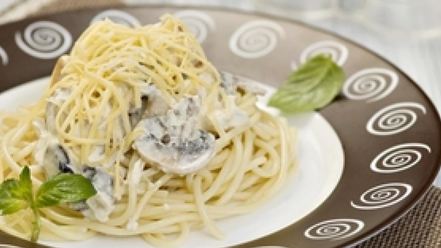 Рецепт спагетти в сливочном соусе с куриным филе и шампиньонами
