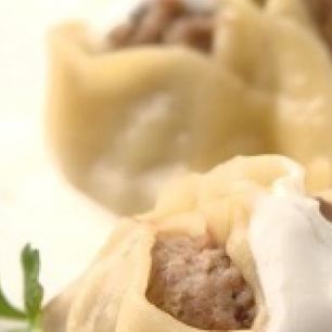 Рецепт Мантов с бараниной и йогуртовым соусом