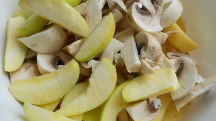Рецепт картофеля по-французски с яблоком и грибами