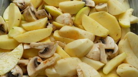 Рецепт картофеля по-французски с яблоком и грибами