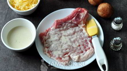 Рецепт мяса по-французски с грибами и помидорами