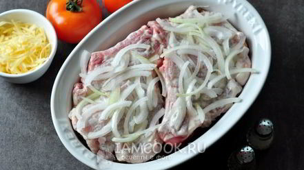 Рецепт мяса по-французски с грибами и помидорами