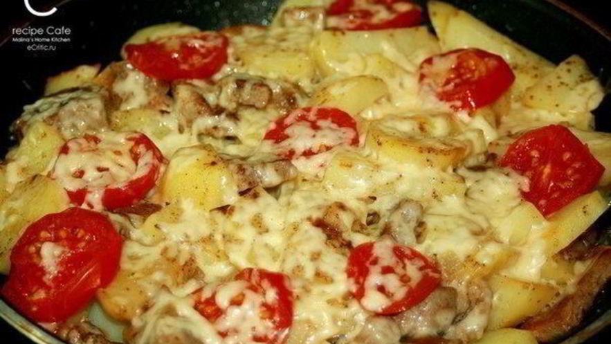 Рецепт свинины с картофелем, запеченная под сыром на сковороде по-французски