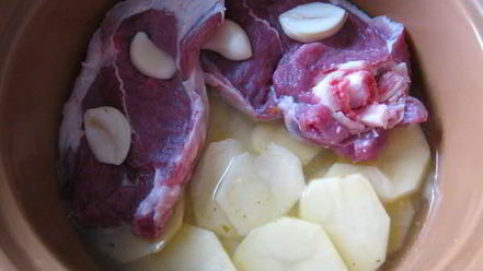 Рецепт горячего горшочка — баранины с картофелем и почками