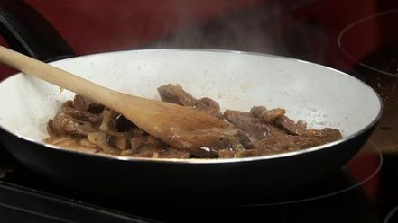 Рецепт говядины по-строгановски с клюквенным соусом