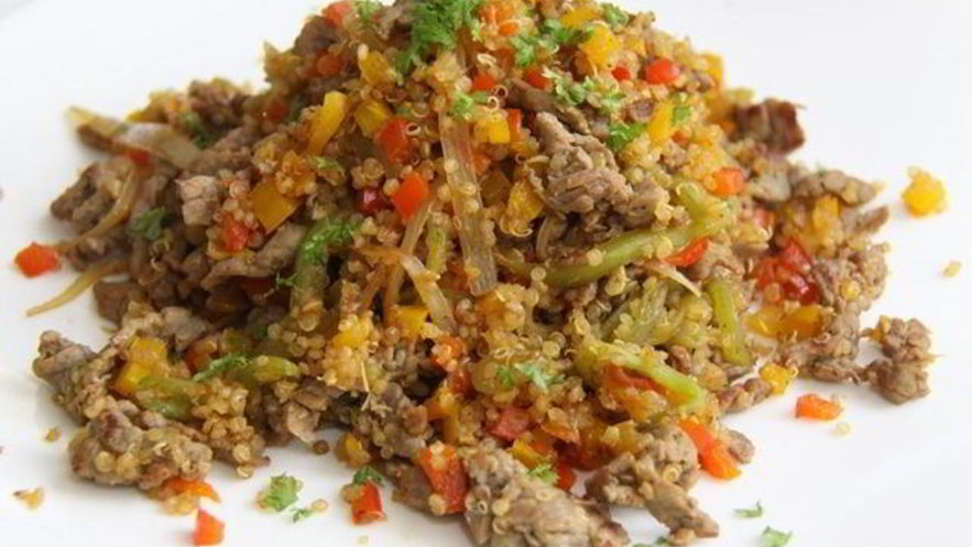 Рецепт говядины с огурцами и квиноа