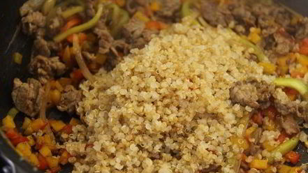 Рецепт говядины с огурцами и квиноа