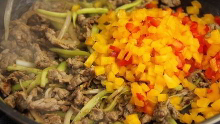 Рецепт говядины с огурцами и квиноа