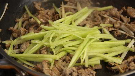 Рецепт говядины с огурцами и квиноа