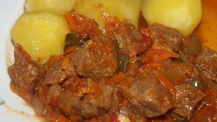 Рецепт говядины с солеными огурцами в томатном соусе