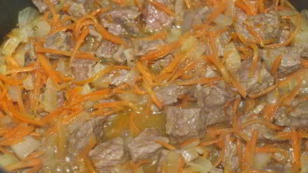 Рецепт говядины с солеными огурцами в томатном соусе