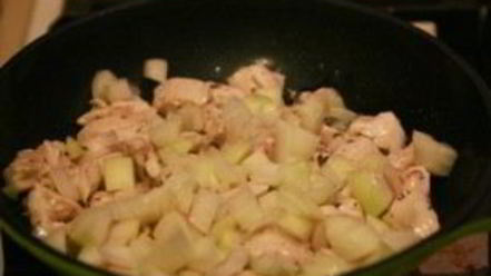 Рецепт куриного филе, тушеного в сметане