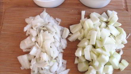 Рецепт курицы, фаршированной орехами, черносливом и яблоком