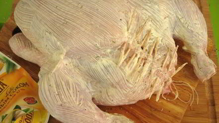 Рецепт курицы, фаршированной орехами, черносливом и яблоком