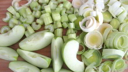 Рецепт курицы, фаршированной орехами, черносливом и яблоком