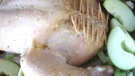 Рецепт курицы, фаршированной орехами, черносливом и яблоком