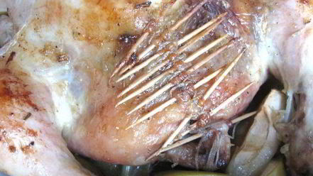 Рецепт курицы, фаршированной орехами, черносливом и яблоком