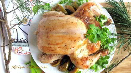 Рецепт курицы, фаршированной орехами, черносливом и яблоком
