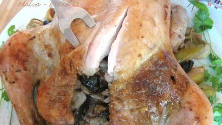 Рецепт курицы, фаршированной орехами, черносливом и яблоком