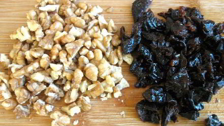 Рецепт курицы, фаршированной орехами, черносливом и яблоком