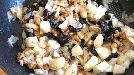 Рецепт курицы, фаршированной орехами, черносливом и яблоком