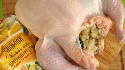 Рецепт курицы, фаршированной орехами, черносливом и яблоком