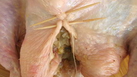 Рецепт курицы, фаршированной орехами, черносливом и яблоком