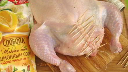 Рецепт курицы, фаршированной орехами, черносливом и яблоком