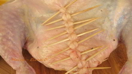 Рецепт курицы, фаршированной орехами, черносливом и яблоком