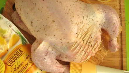 Рецепт курицы, фаршированной орехами, черносливом и яблоком